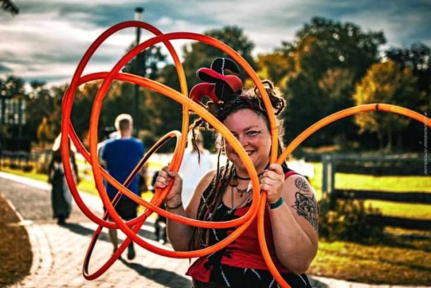 Hula Hoop Artistin Ina in Aktion